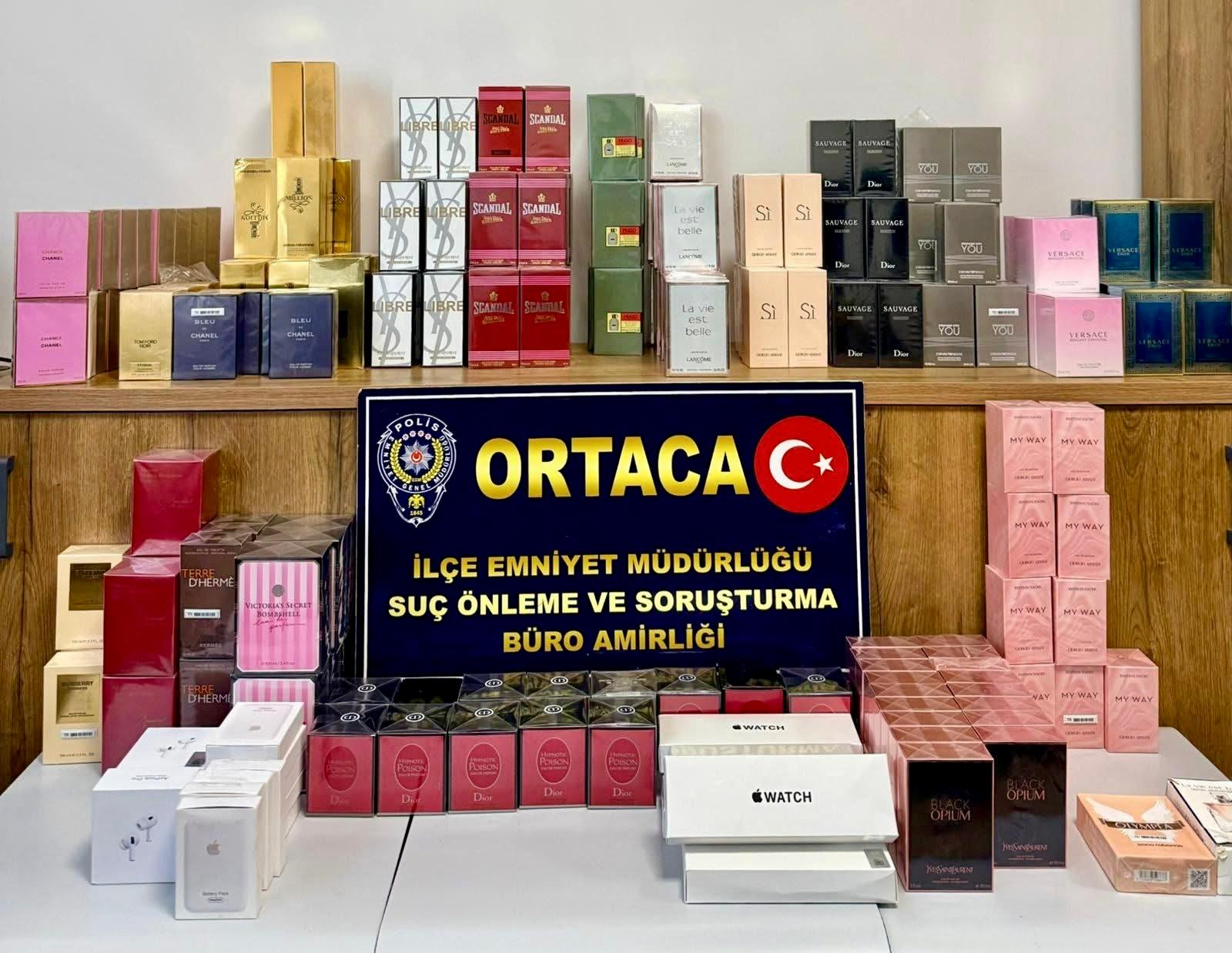 KÖYCEĞİZ'DE ANA YOLDA DURDURULAN ÜÇ YAYANIN ÇANTASINDAN 218 KAÇAK PARFÜM ÇIKTI