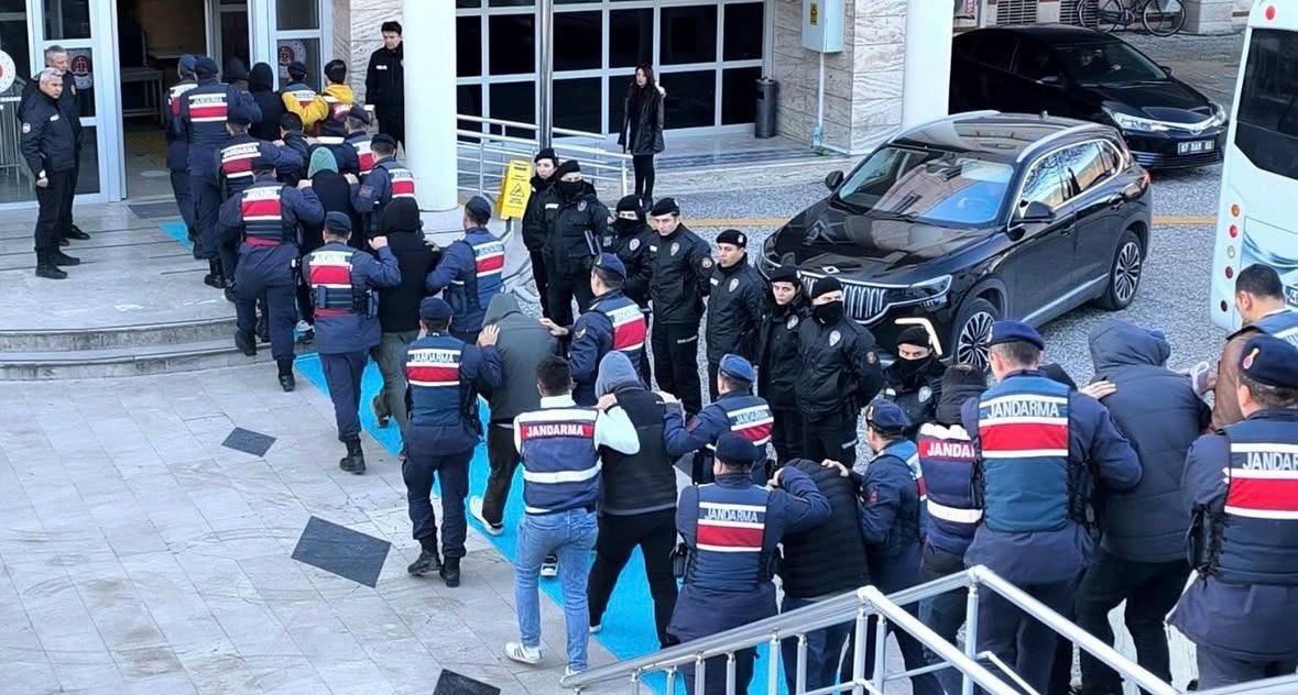 DEAŞ OPERASYONUNDA YAKALANAN 18 ŞÜPHELİ ADLİYEYE SEVK EDİLDİ