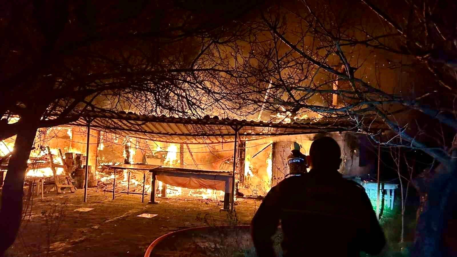 MENTEŞE’DE GECE ÇIKAN YANGINDA EV TAMAMEN YANDI